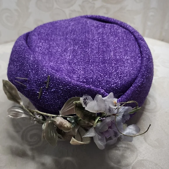 VINTAGE 1950S PURPLE PILLBOX HAT WITH VELVET FLOWERS OLD HOLLYWOOD GLAM